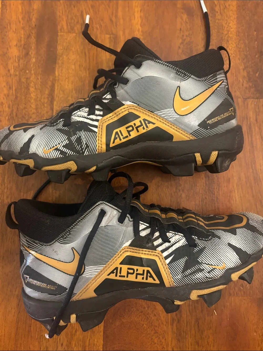 Russell Wilson x Nike Alpha Menace 3 Shark 'Black Metallic Size 4 Gold Cleats